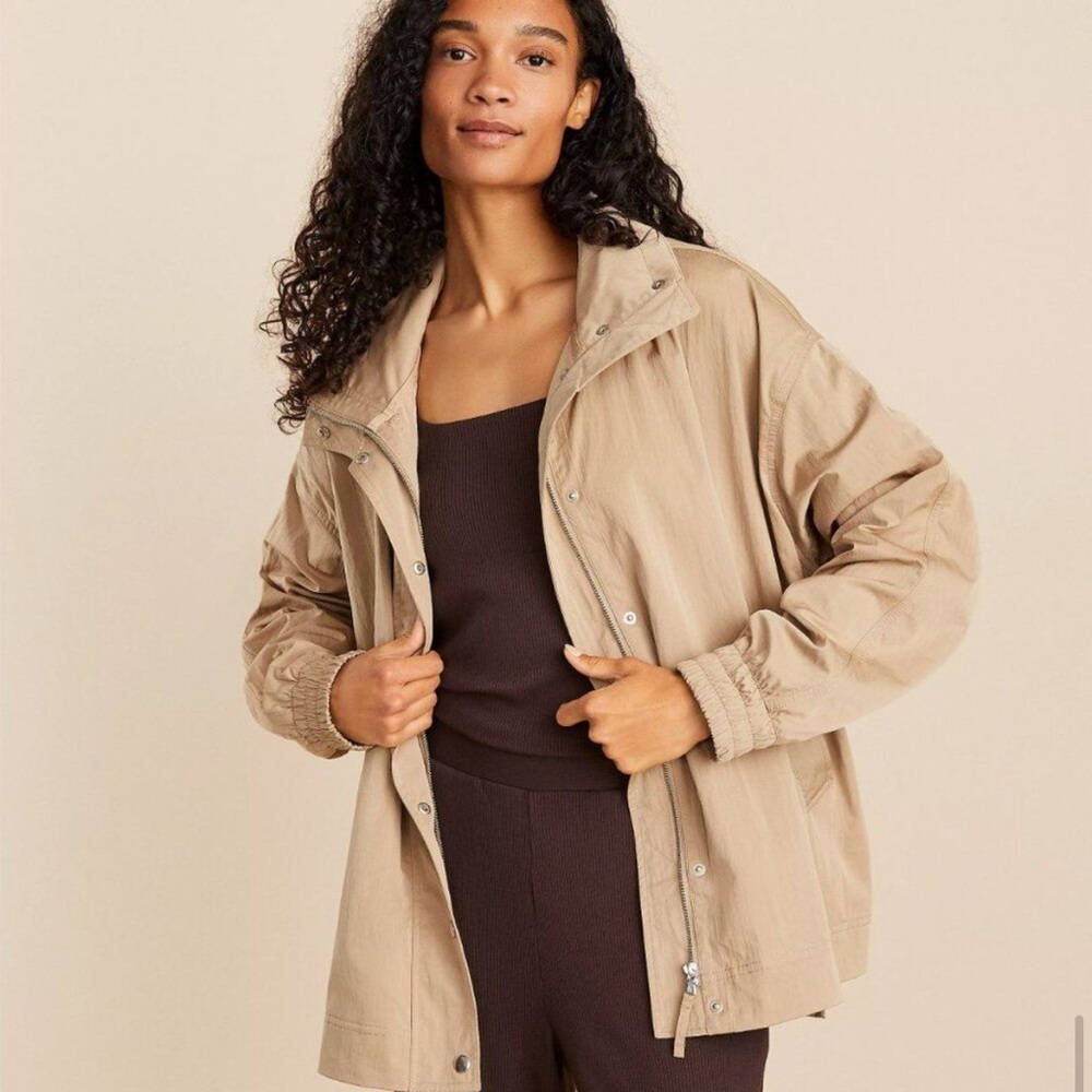 LOFT Lou & Grey Modern Anorak Rain Jacket Women’s Medium Tan, Excellent!